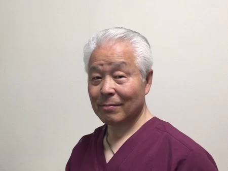 院長 長津静雄(背中の痛み・首こり・肩こり)