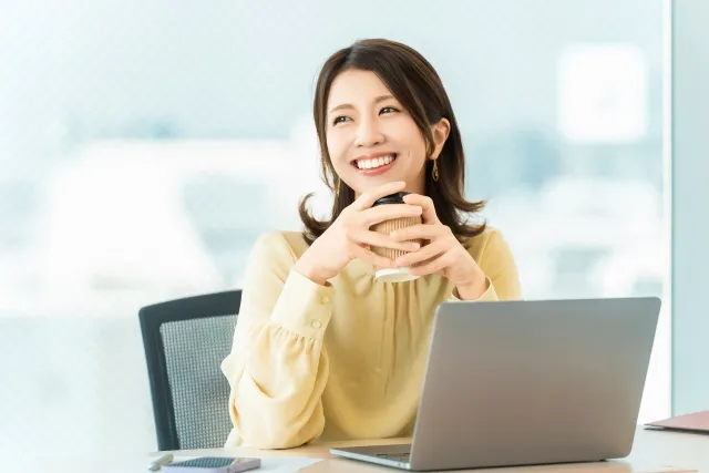 新宿で長時間座ったあとのお尻の痛みや足のしびれを知りたい人向けのデスクワークイメージ